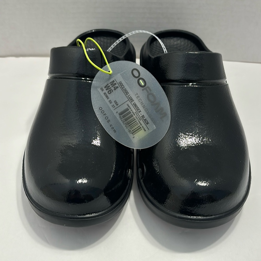 OOFOS shiny black recovery clogs.